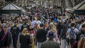 Cientos de personas pasean por las Ramblas de Barcelona.