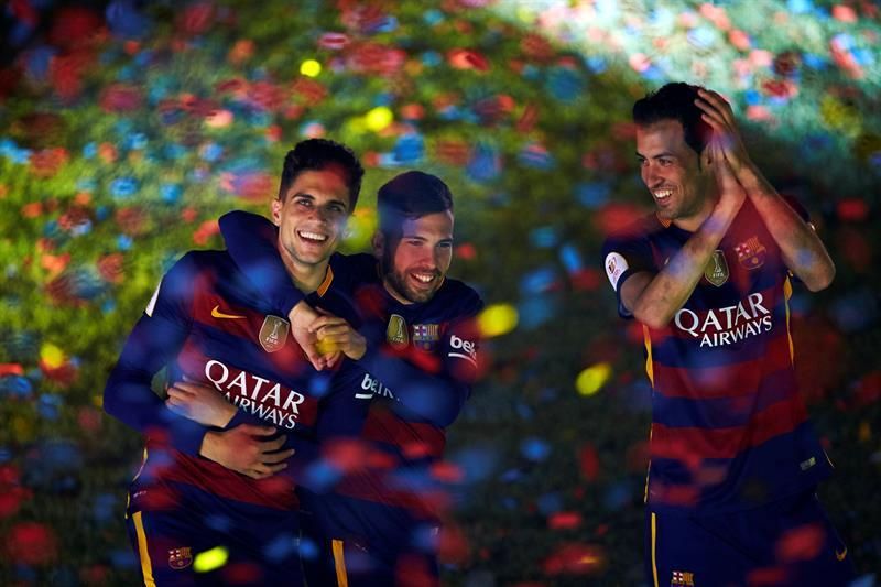 El FC Barcelona celebra el doblete con su afición