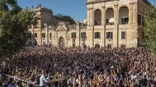 "Mallorquins go home": Auf Menorca wächst der Ärger über mallorquinischen Massentourismus zu Sant Joan