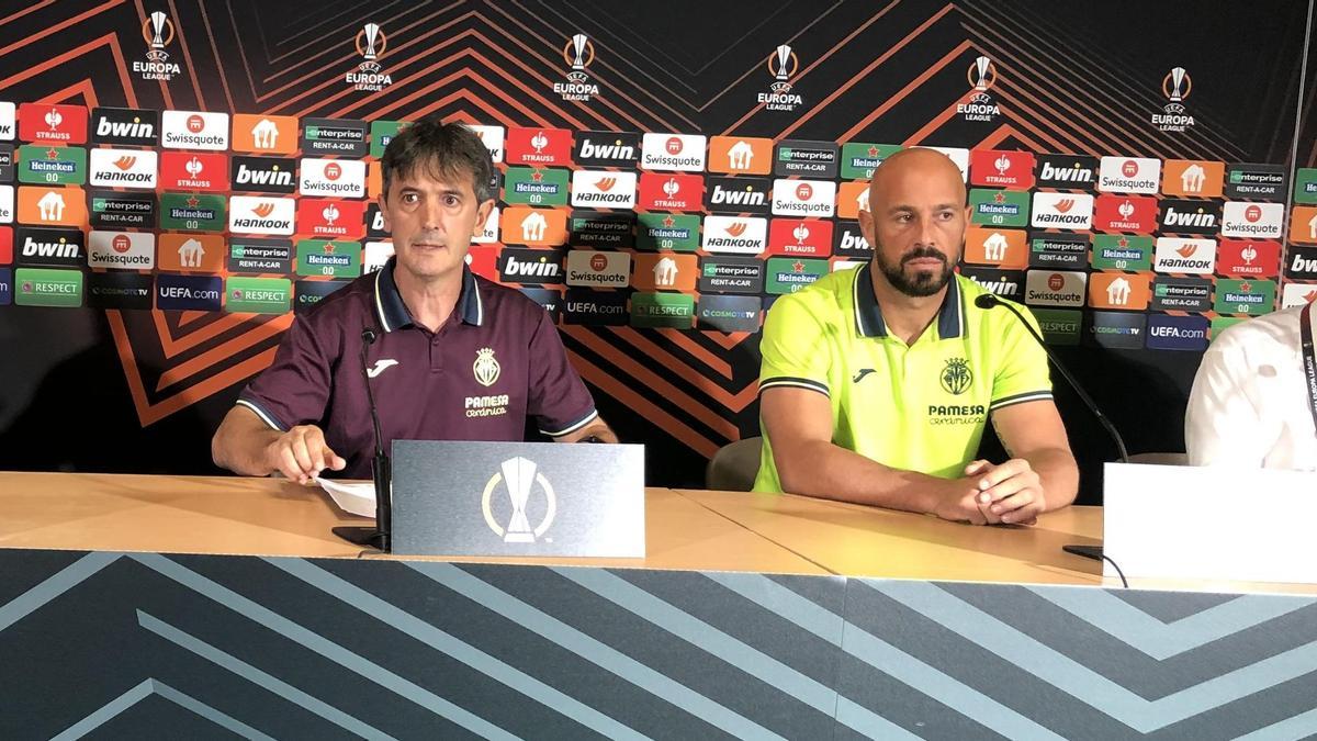 El entrenador del Villarreal, Pacheta (i), junto a Pepe Reina (d), este miércoles en la sala de prensa del Spyros Louis de Atenas.