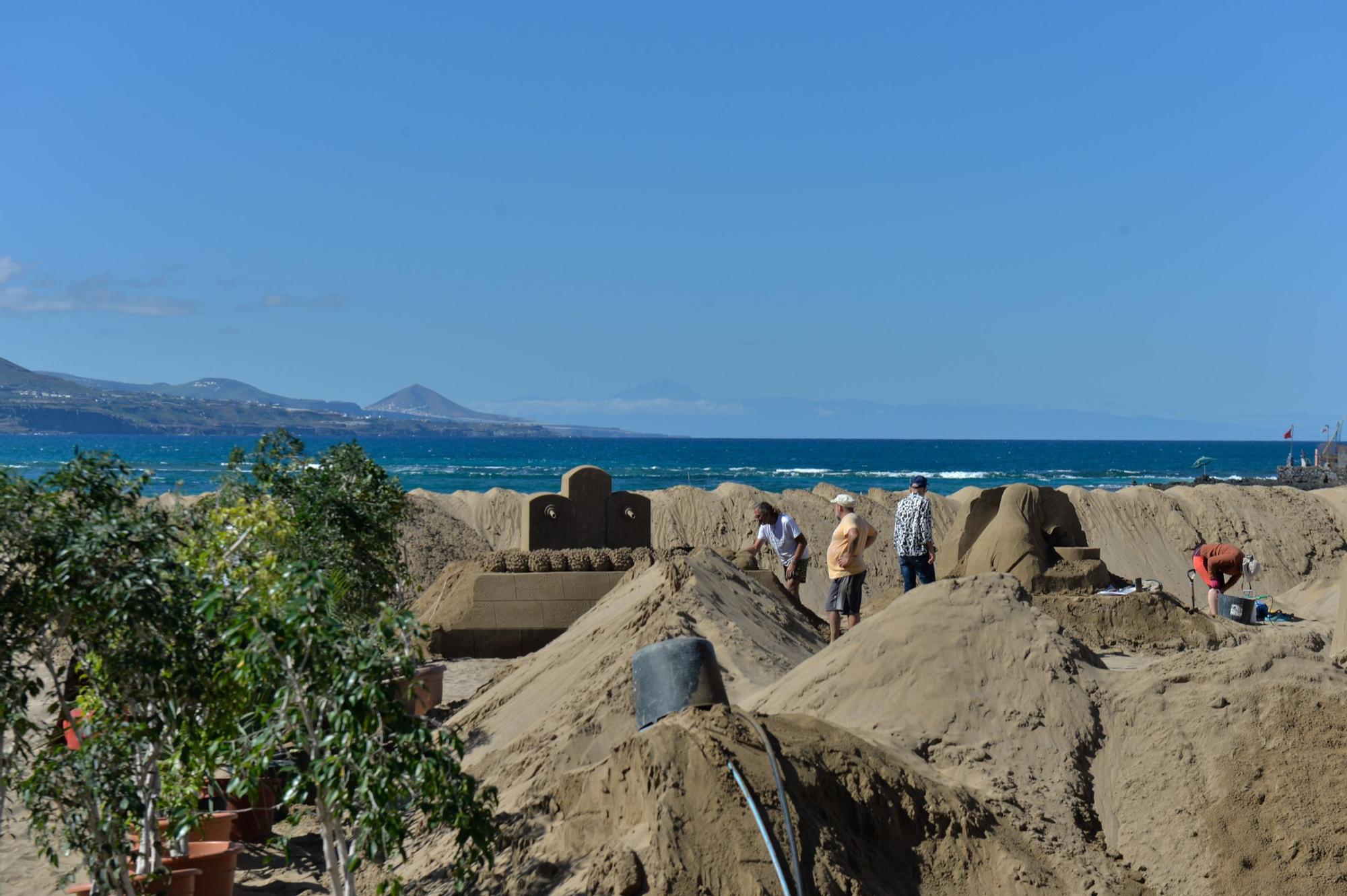 Construcción de los belenes de arena en Las Canteras