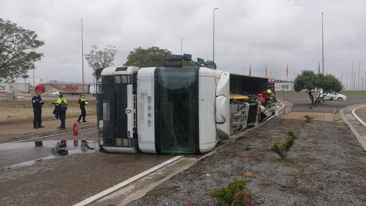 El camión ha volcado sobre un lateral.