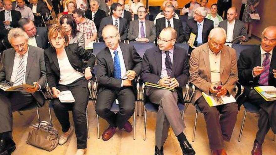 Autoridades y asistentes al acto de fin de las obras del saneamiento de Avilés.