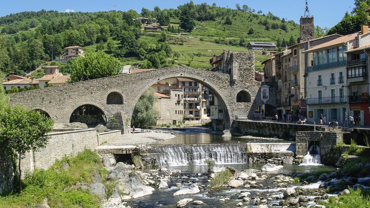 El encantador pueblo románico a los pies de los Pirineos perfecto para una escapada de fin de semana