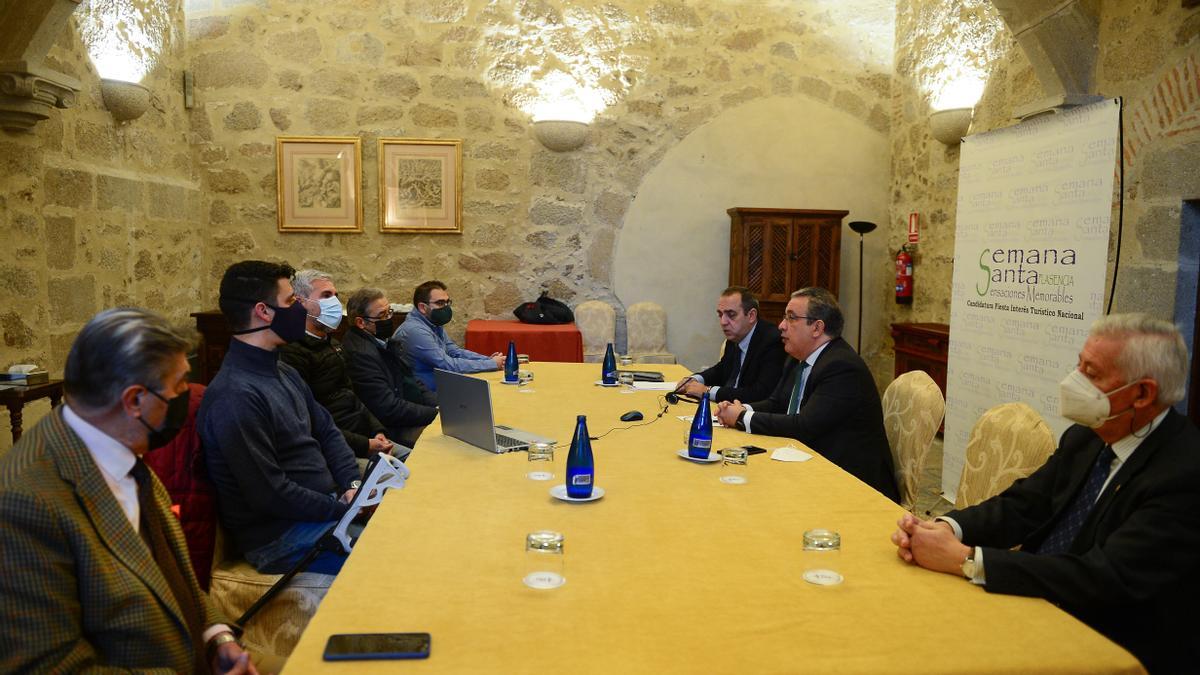 Responsables de las cofradías de la Semana Santa de Plasencia, este jueves en la presentación.