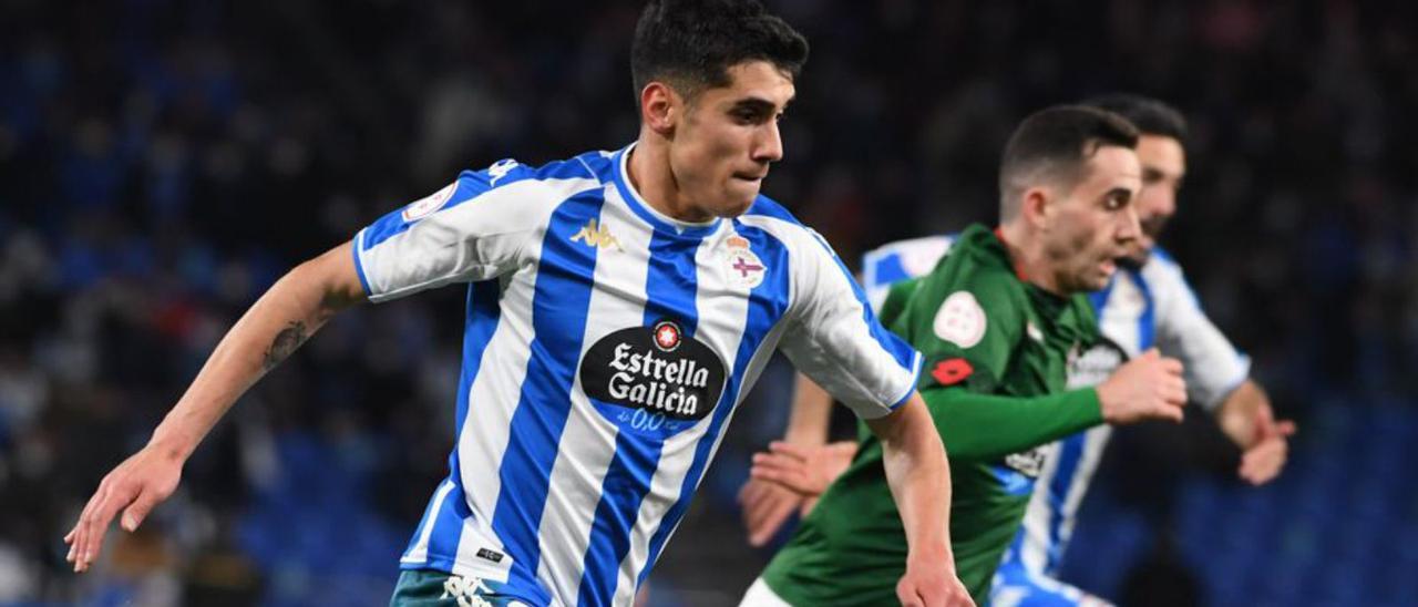 Diego Villares conduce la pelota en el partido del sábado contra el Racing de Ferrol. |  // CARLOS PARDELLAS