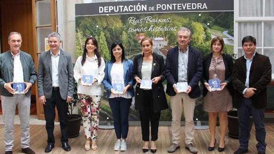 Los alcaldes, junto a la presidenta de la Diputación. // FdV