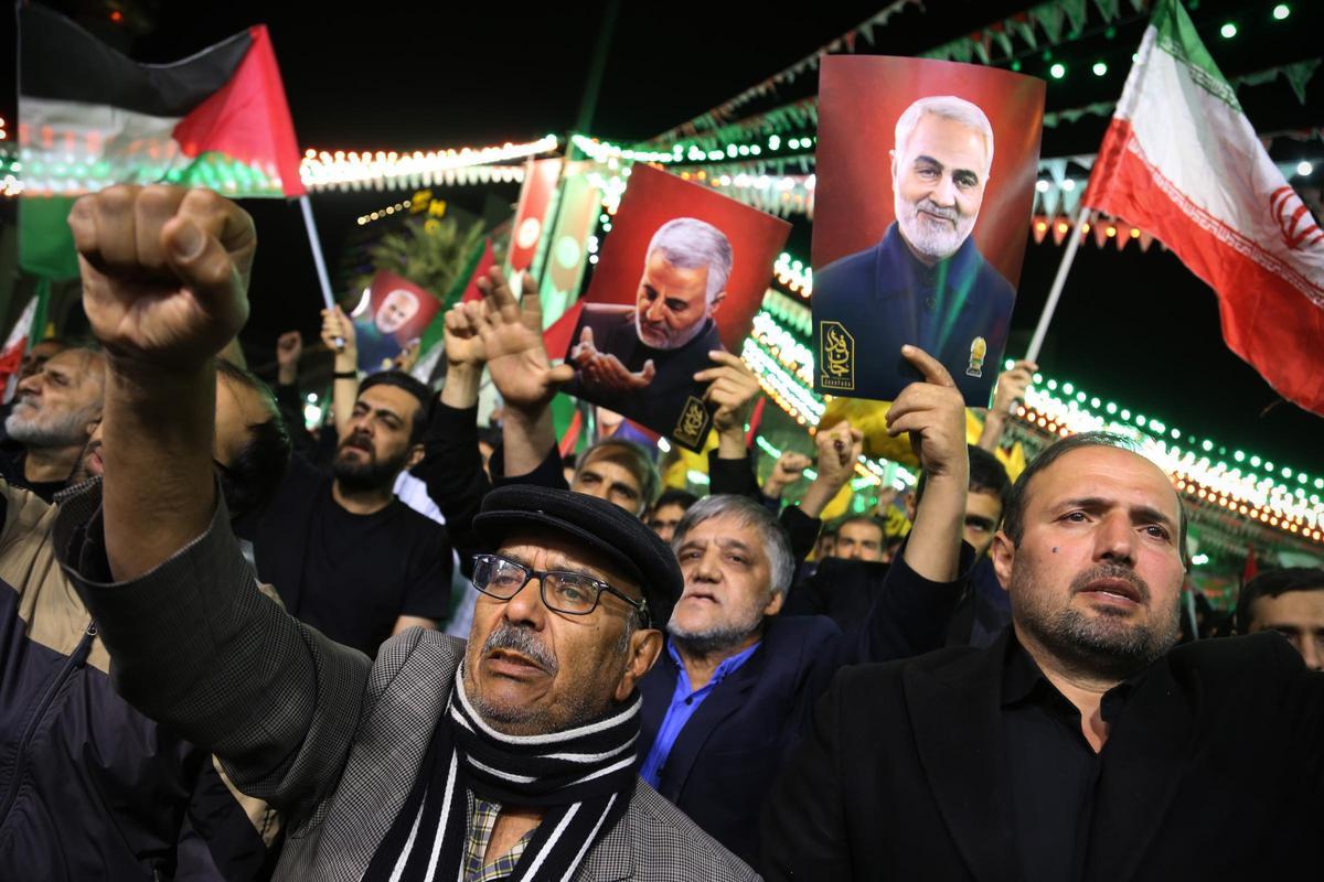 Manifestantes iraníes corearon consignas durante una manifestación antiisraelí en la Plaza Palestina de Teherán.
