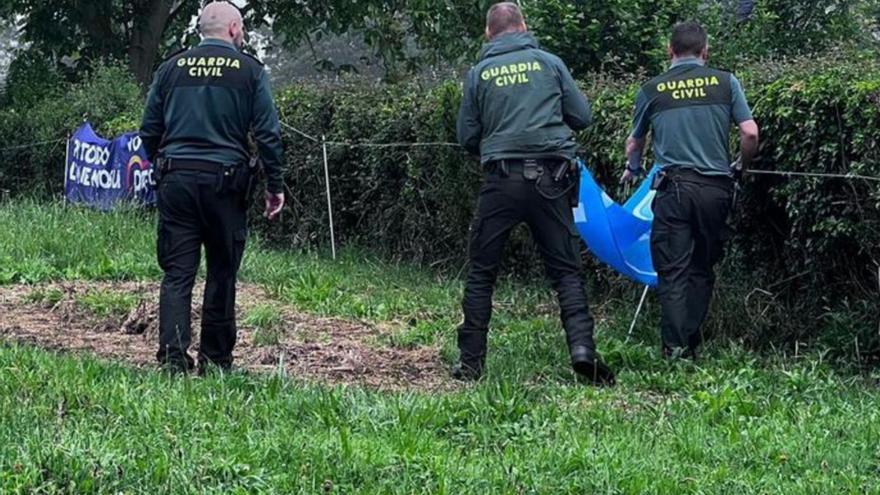 La Guardia Civil, retirando las pancartas de la finca de la familia de Sanz, el pasado 28 de mayo.