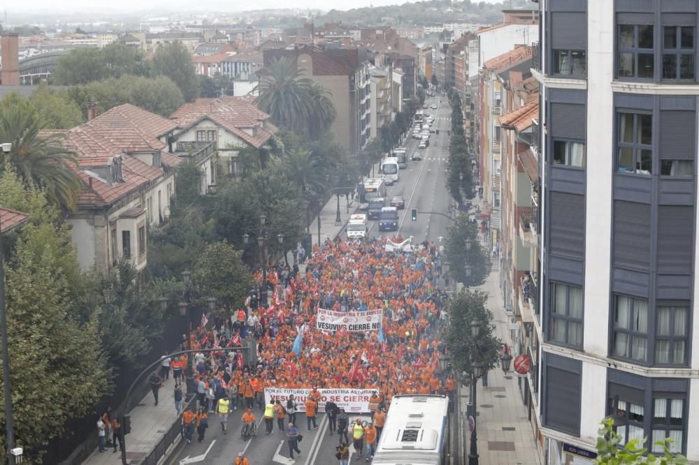 Los trabajadores de Vesuvius marchan a pie desde la fábrica de Riaño hasta la Junta