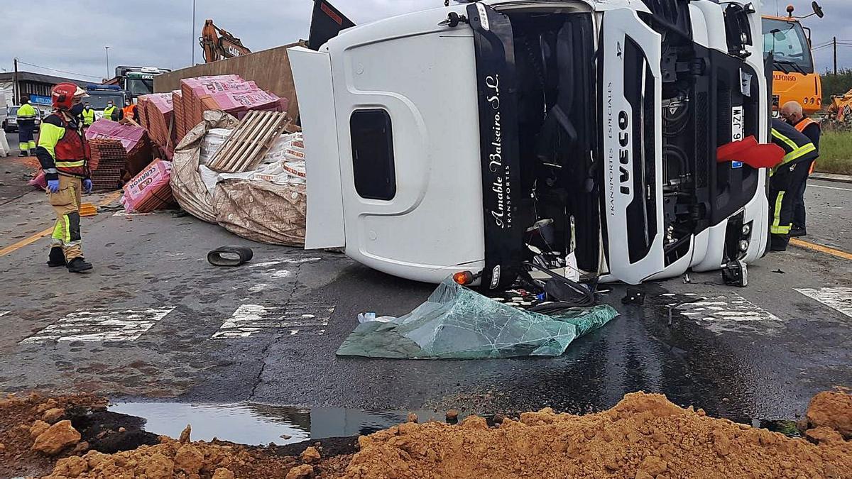 Aparatoso vuelco de un camión con un herido leve en la Nacional VI | LA OPINIÓN