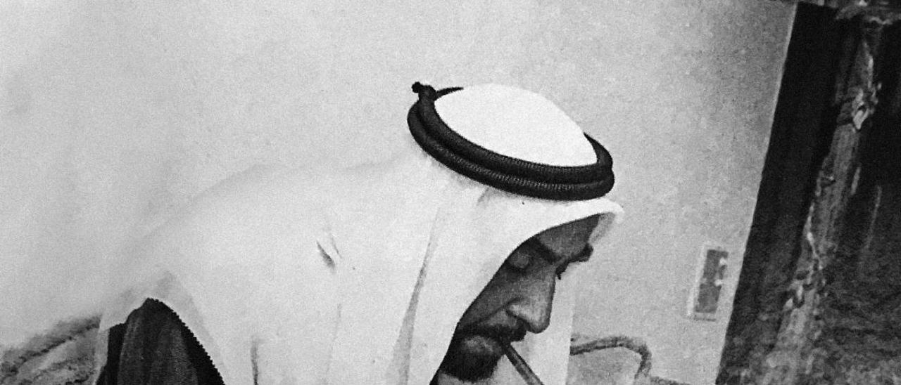 El jeque Zayed de Abu Dabi, fundador de Emiratos y amigo íntimo de Juan Carlos I, retratado por Torrelló en el Formentor.