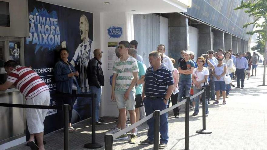 Cerca de mil personas acuden a Riazor para retirar el carné