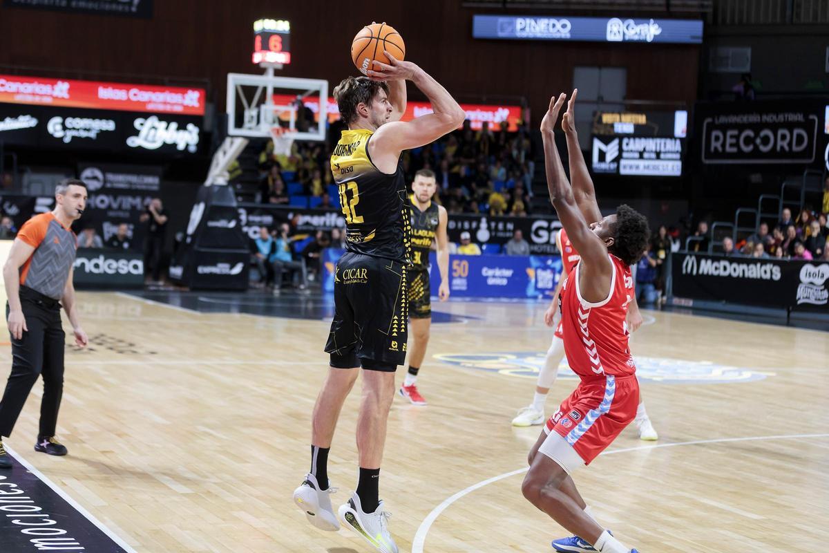 Aaron Doornekamp lanza un triple ante Cook.