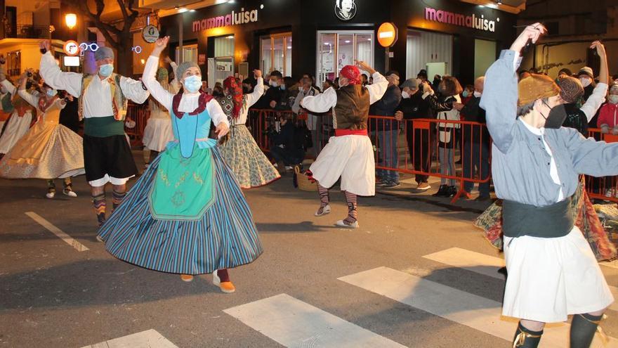 Benicàssim se volcó en unos festejos muy especiales con las medidas contra el covid, como el uso de la mascarilla por parte de los participantes.