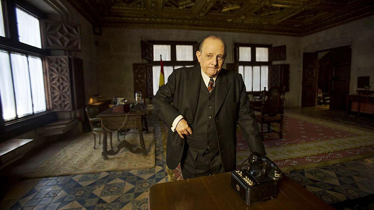 El acto Emilio Gutiérrez Caba interpreta a Largo Caballero, ayer en el Palau de la Generalitat.  | EDUARDO RIPOLL