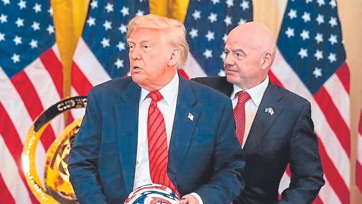 Sin vergüenza. La llamada de Donald Trump a Gianni Infantino para que le quitara la tarjeta roja a un delantero centro de Estados Unidos es de vergüenza. Que el otro le hiciera caso debería tener cárcel.