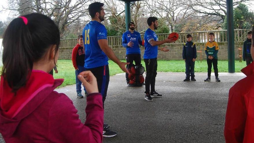 Los jugadores del Belenos Rugby durante la sesión de iniciación.