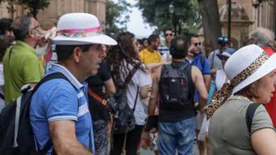 Turistas, en el centro de Palma, durante este verano.