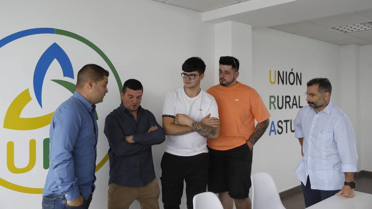 Borja Fernández, Álvaro Rubio, Asier Fernández, Pedro Feito y Juan Galán, en la sede de URA, en Viella.