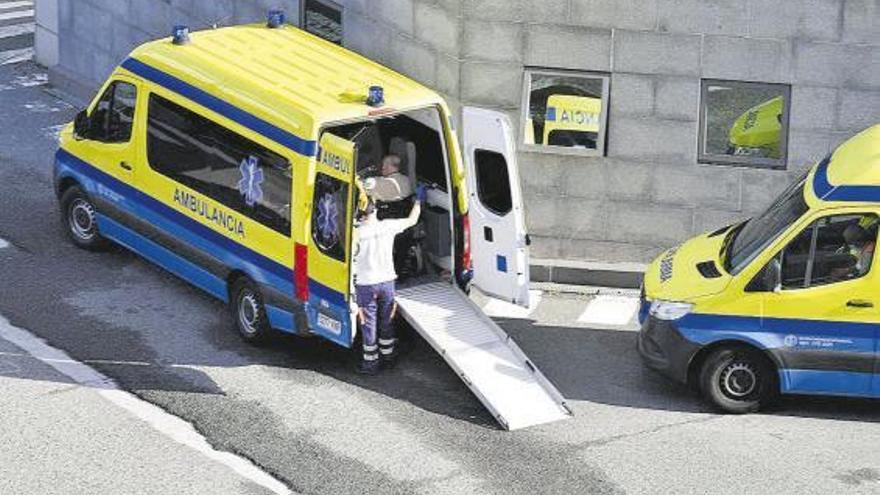 Ambulancias en las inmediaciones del Hospital Universitario de A Coruña.