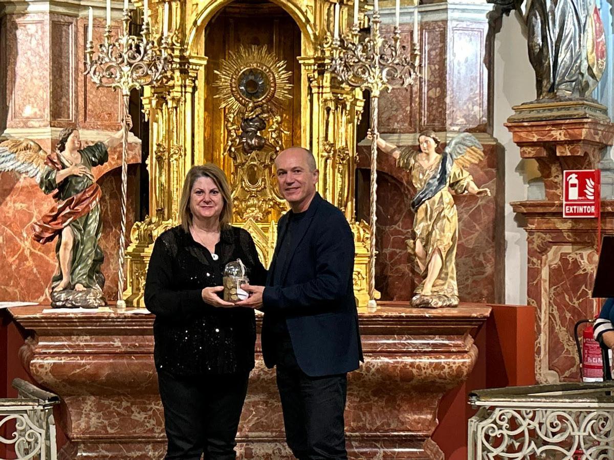 Carmen Gil, a la izquierda, junto a Longinos Marín, Vicerrector de Responsabilidad Social y Cultura UMU