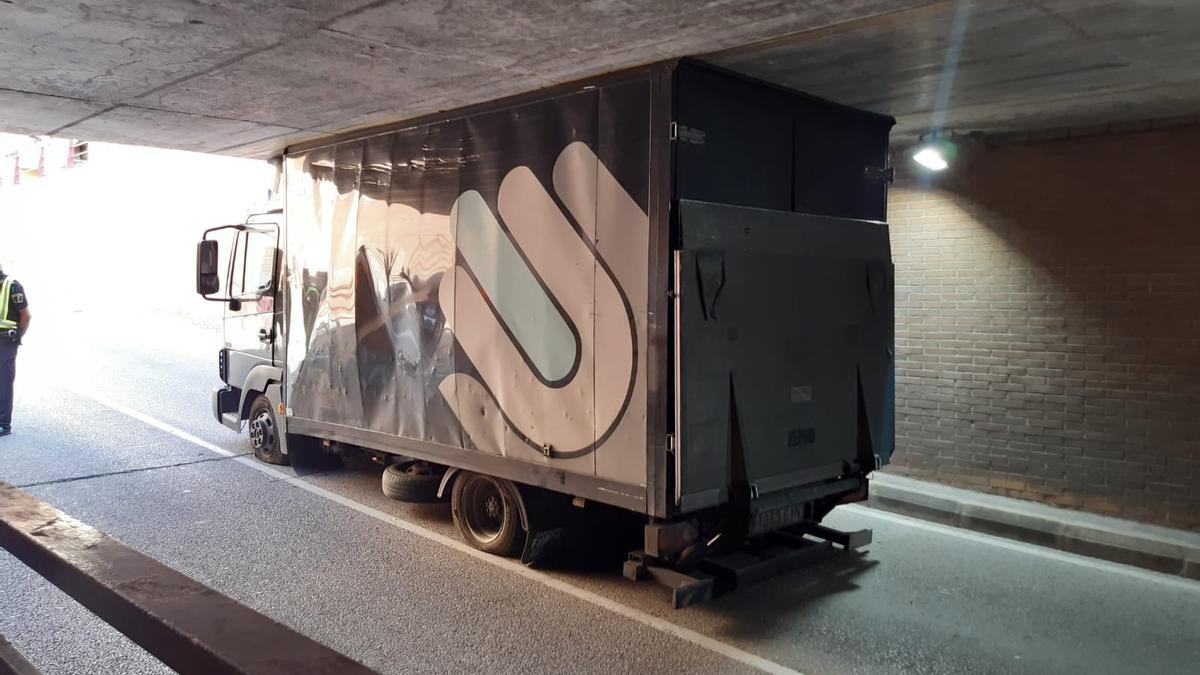 Camión atascado bajo el túnel de la Guardia Civil de Silla.