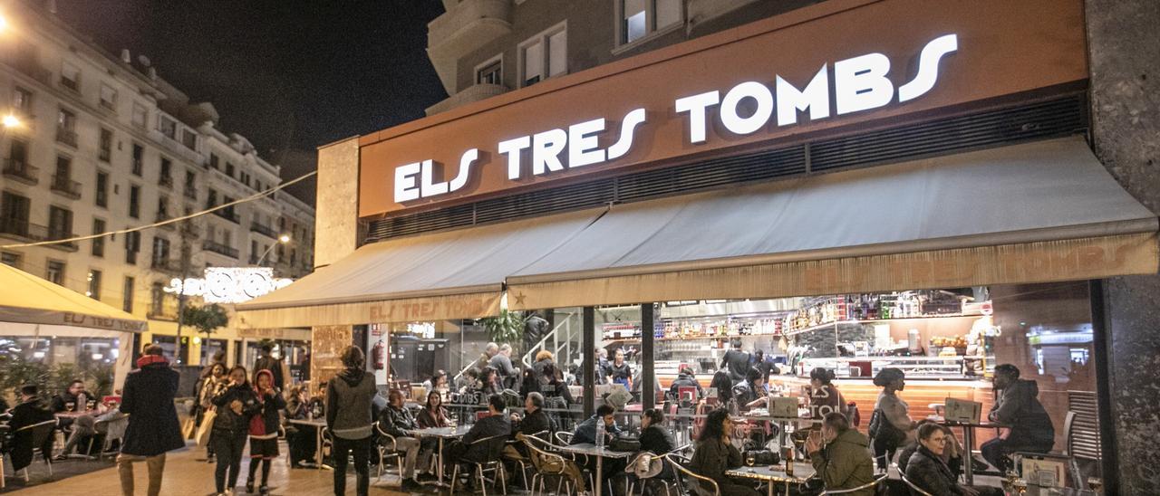 Ambiente nocturno de Els Tres Tombs.