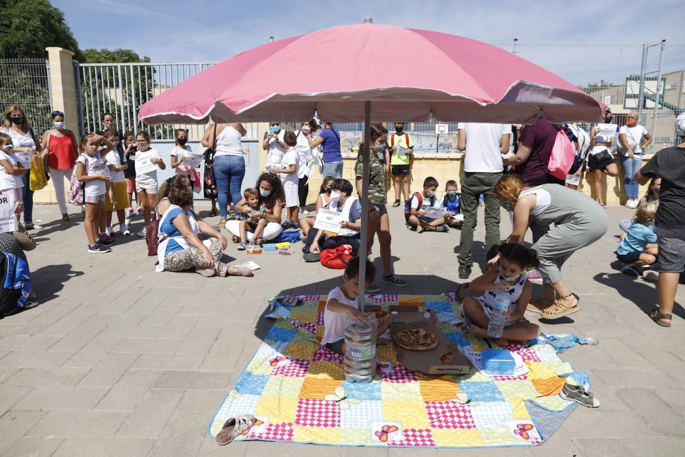 Las familias protestaron montando su propio comedor móvil en plena calle, reivindicando así su situación y exigiendo soluciones urgentes a las administraciones pertinentes.