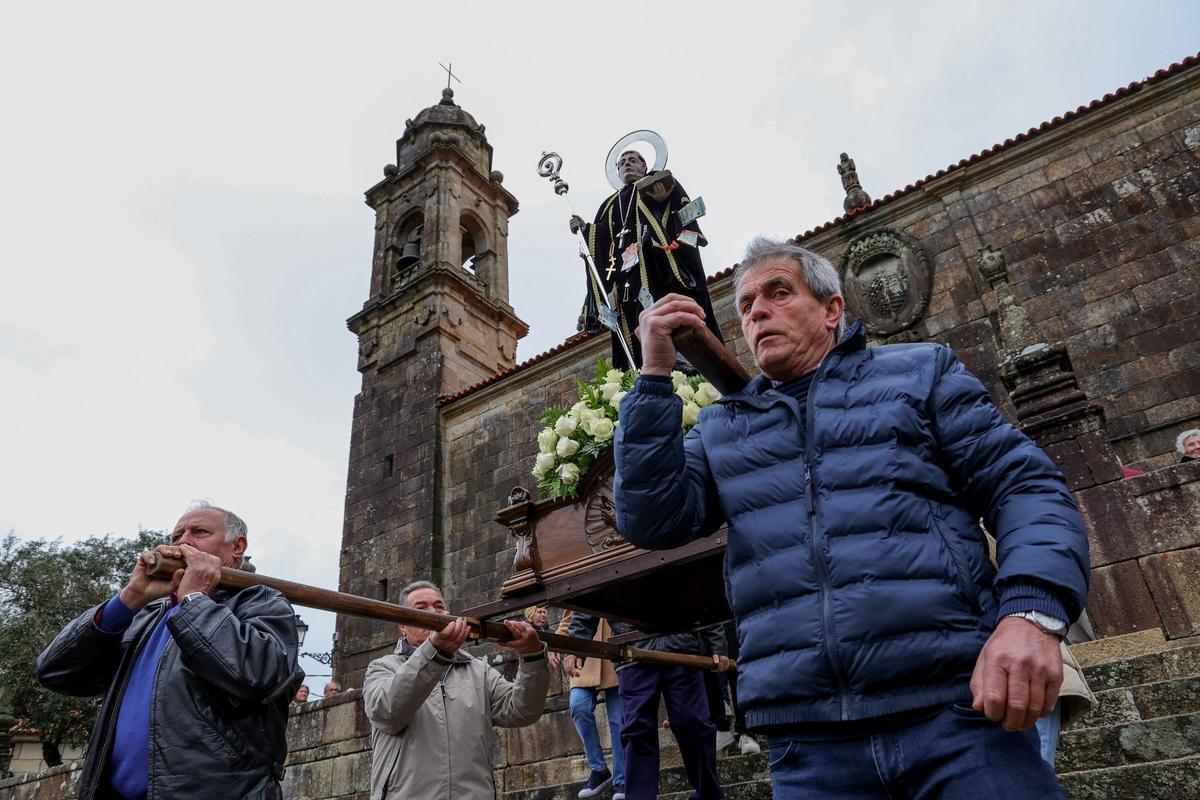 Vista del campanario de San Benito de Fefiñáns, en Cambados.