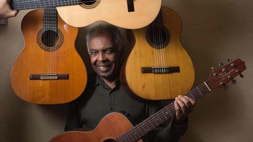 Gilberto Gil, rodeado de guitarras. // G. Giaume