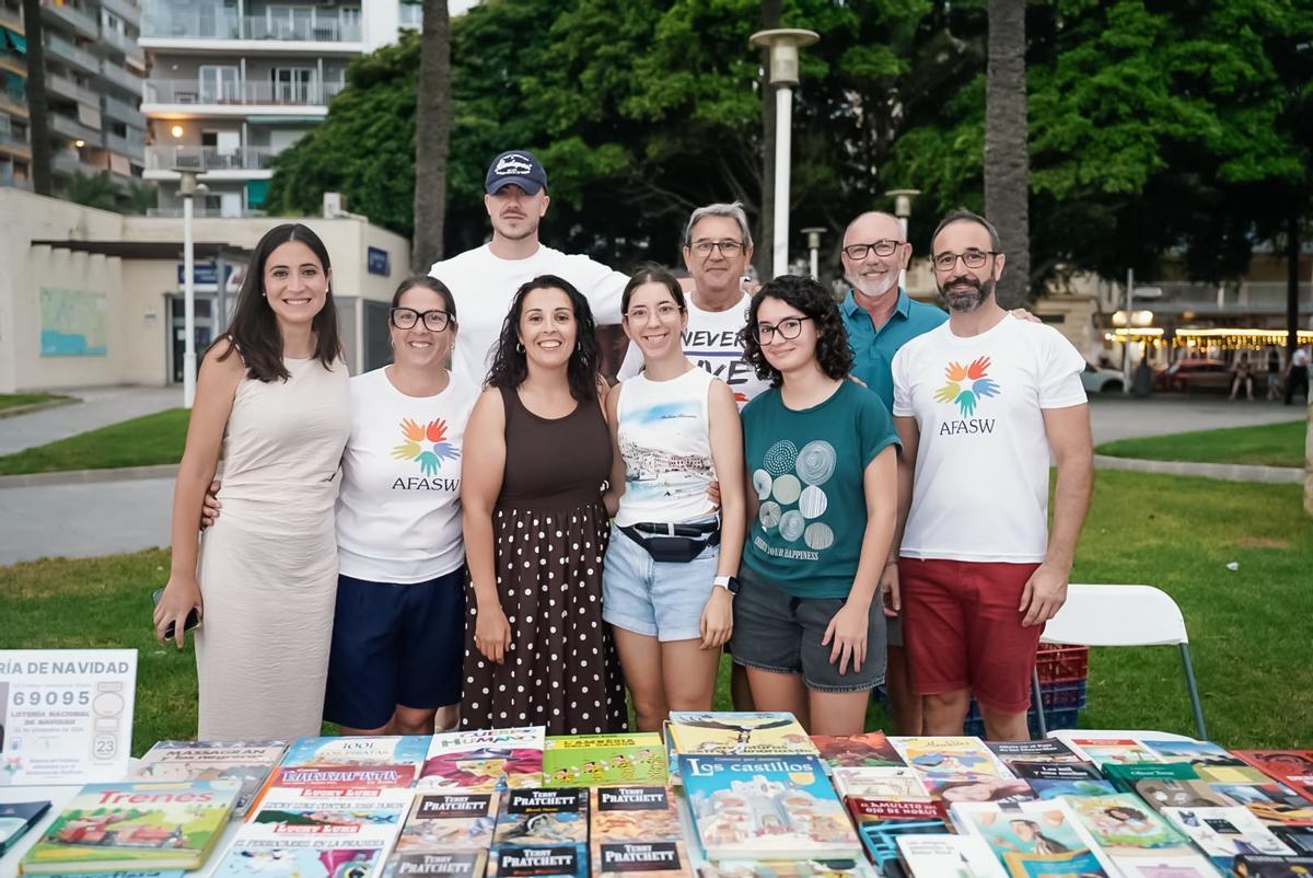 Voluntarios y organizadores de la feria del libro solidaria de la asociación AFASW en Cullera.