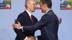 Pedro Sanchez saluda a Jens Stoltenberg a su llegada a la cumbre de la OTAN en Vilna (Lituania), este 11 de julio de 2023