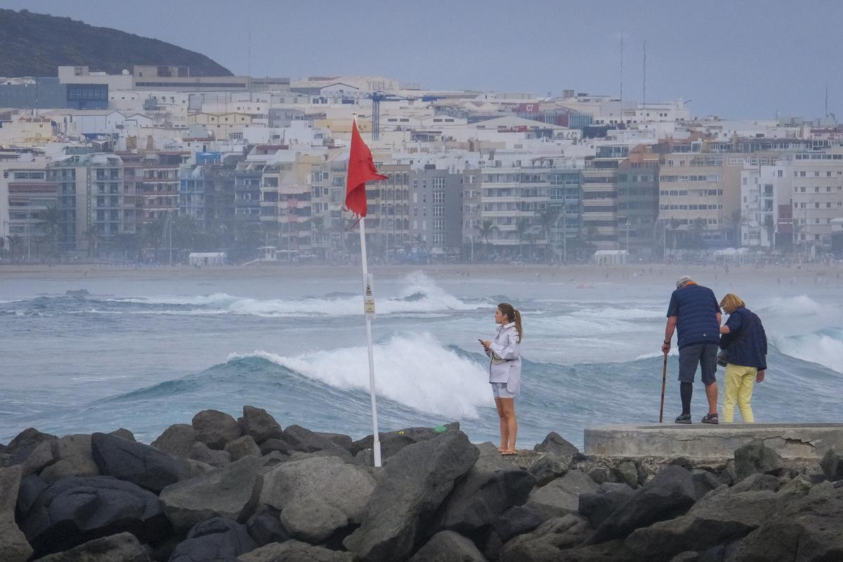 Oleaje en Las Canteras y El Lloret este lunes