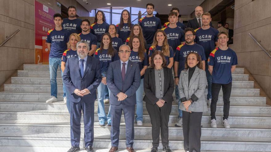 Los dirigentes del CSD, el COE y la UCAM con los nuevos deportistas.