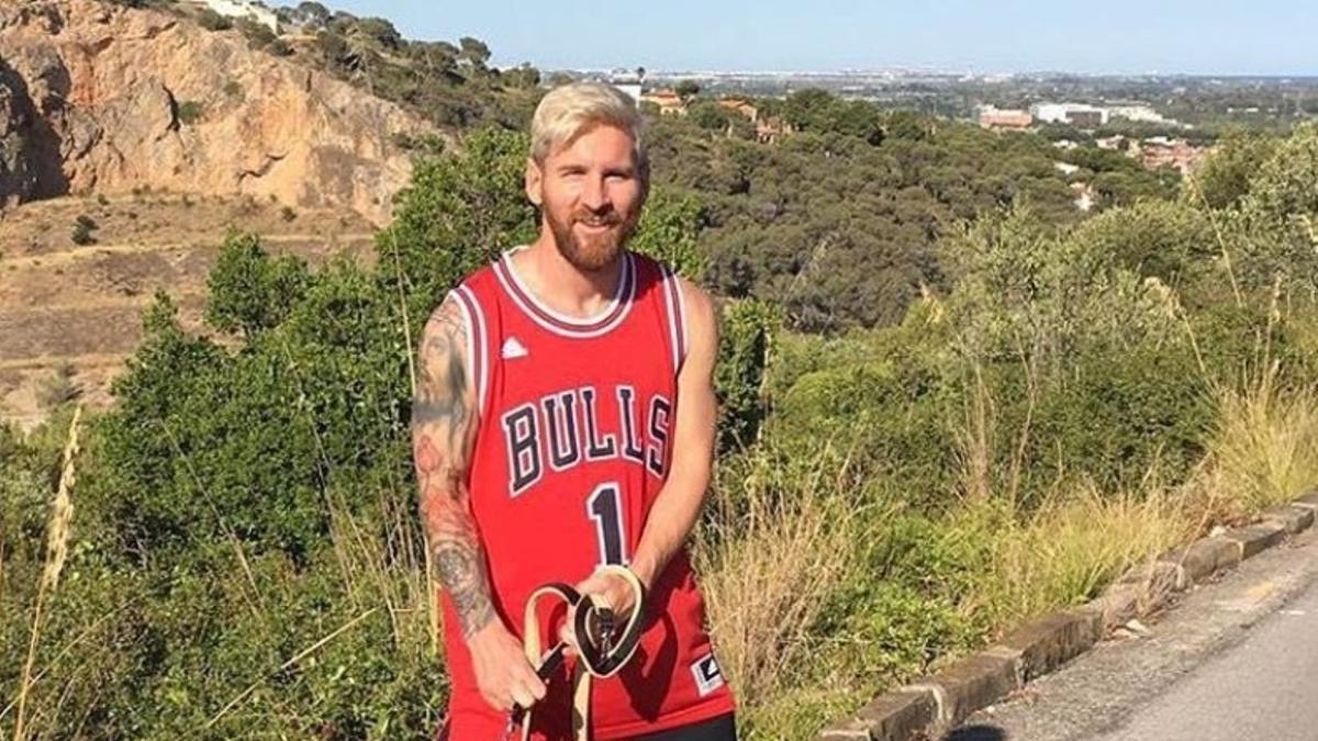 Messi pasea con su perro, un dogo de Burdeos.