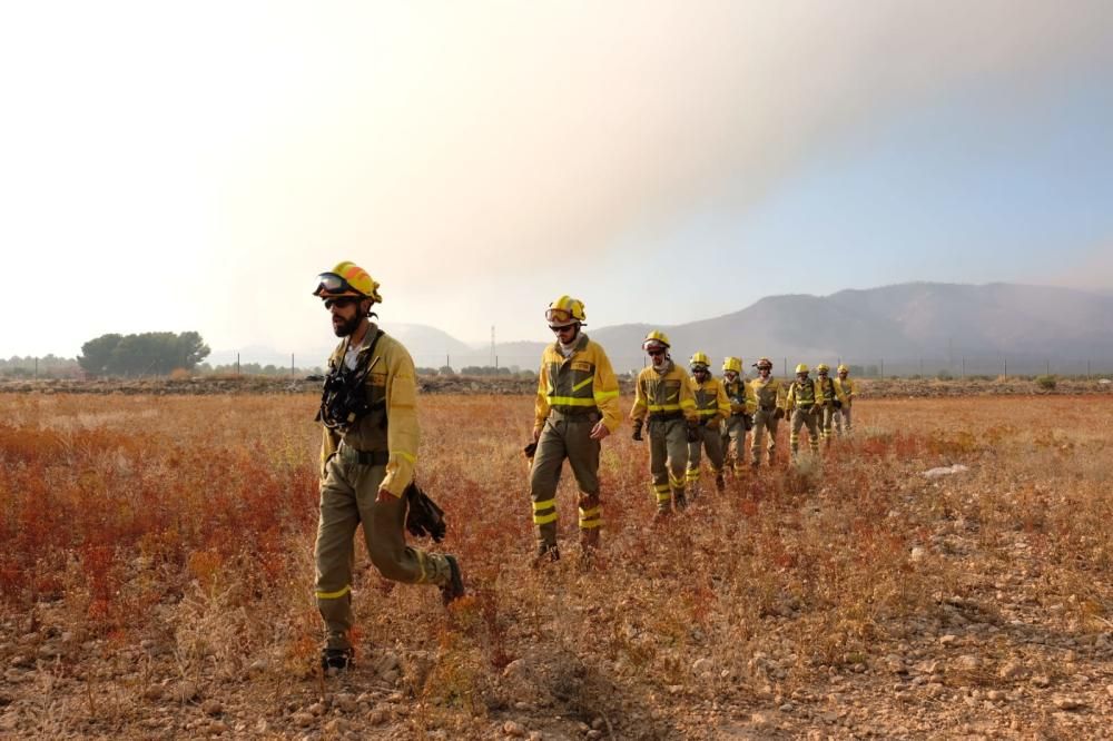 Efectivos en helicóptero llegan a la zona del incendio