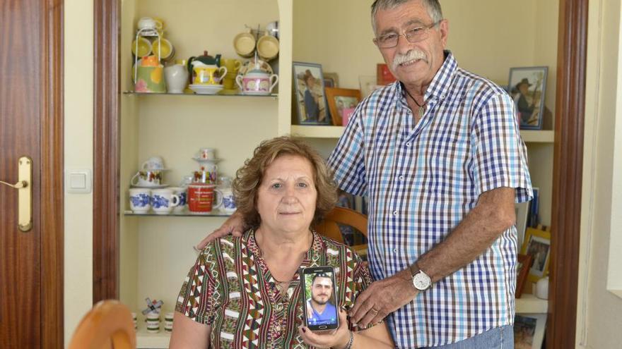 Amelia y su marido José Antonio, con la foto de su hijo Jonathan, que puede parecerse al que buscan.