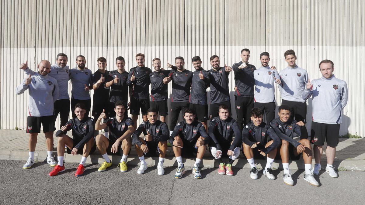 Plantilla y cuerpo técnico del Levante UD FS antes de un entrenamiento en Paterna