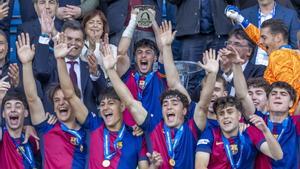 Hugo Alba levanta el trofeo de campeones de la UEFA Youth League