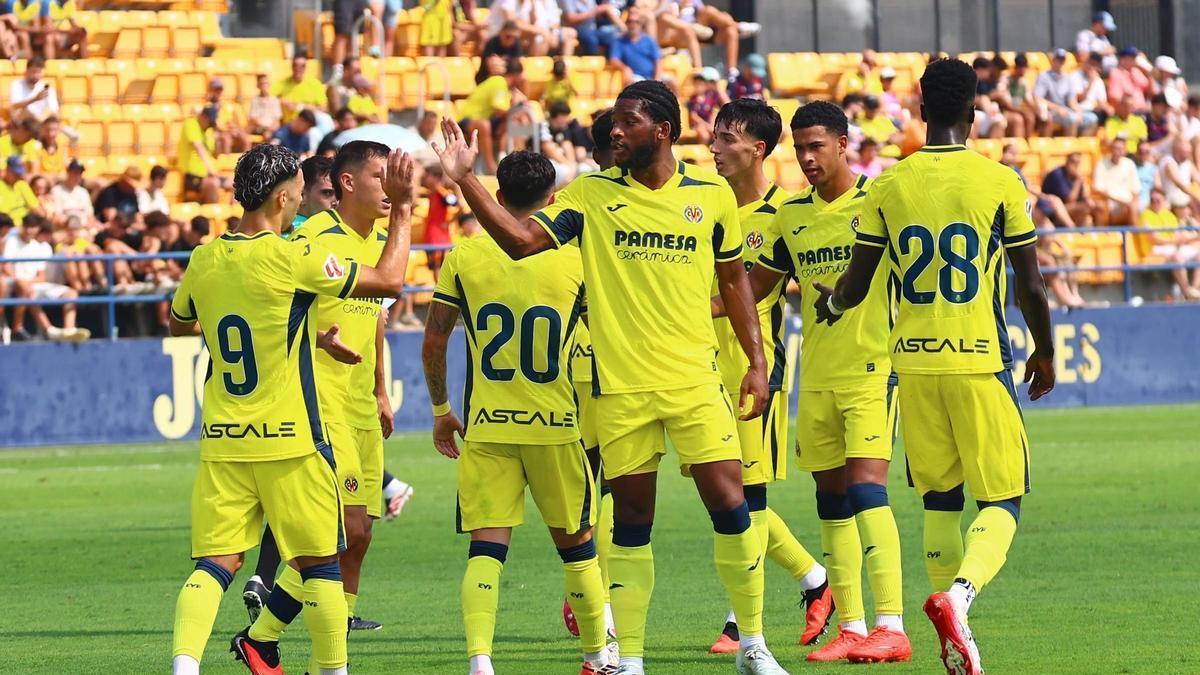 Los jugadores del Submarino celebran el gol de Logan Costa que da el triunfo a un buen Villarreal en el derbi estival ante el Levante.