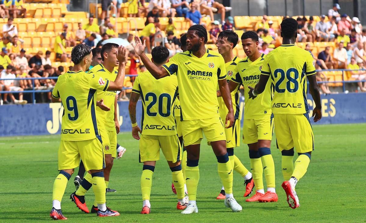 Los jugadores del Submarino celebran el gol de Logan Costa que da el triunfo a un buen Villarreal en el derbi estival ante el Levante.