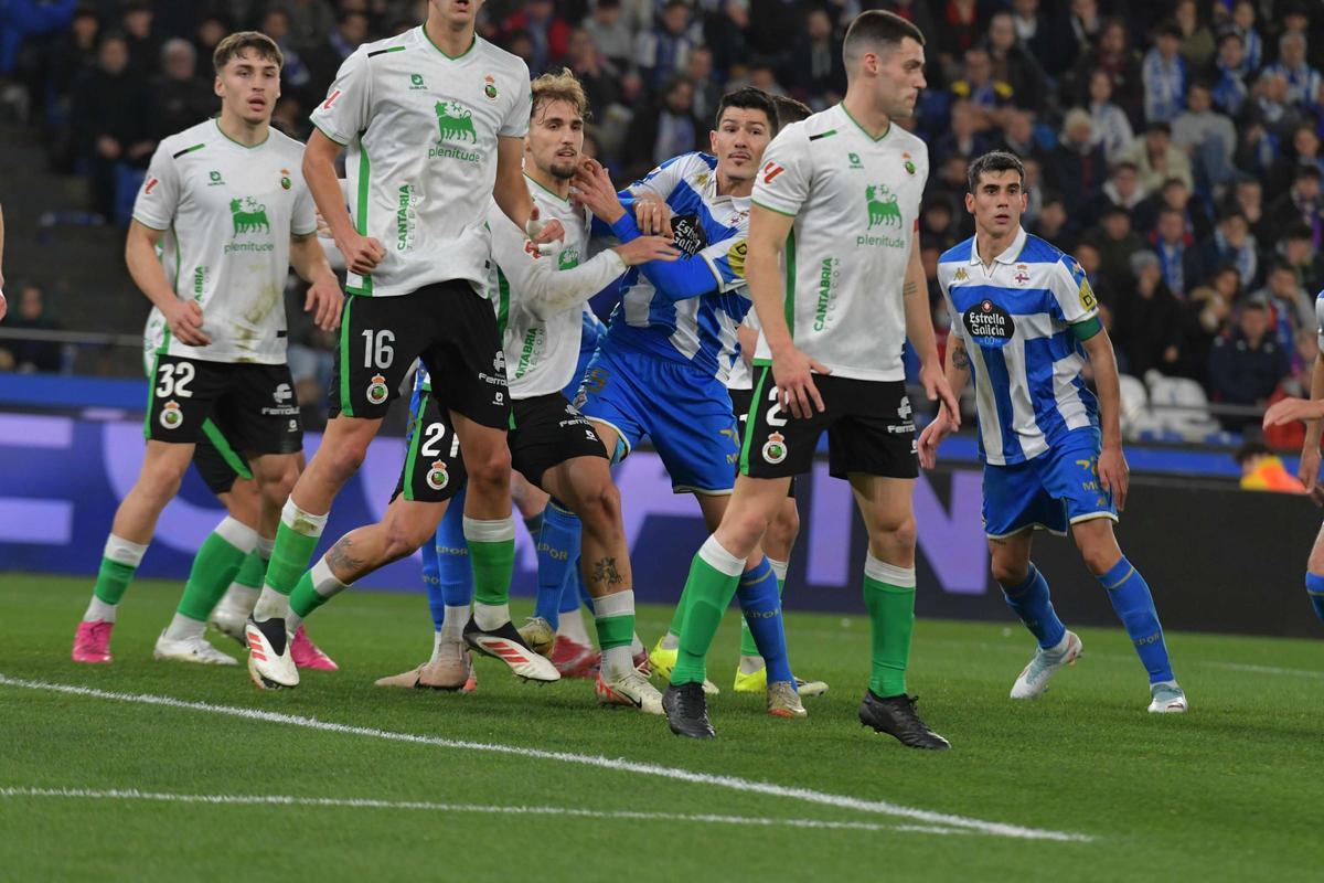 Un Dépor sin fortuna ni puntería cae en Riazor contra el Racing de Santander
