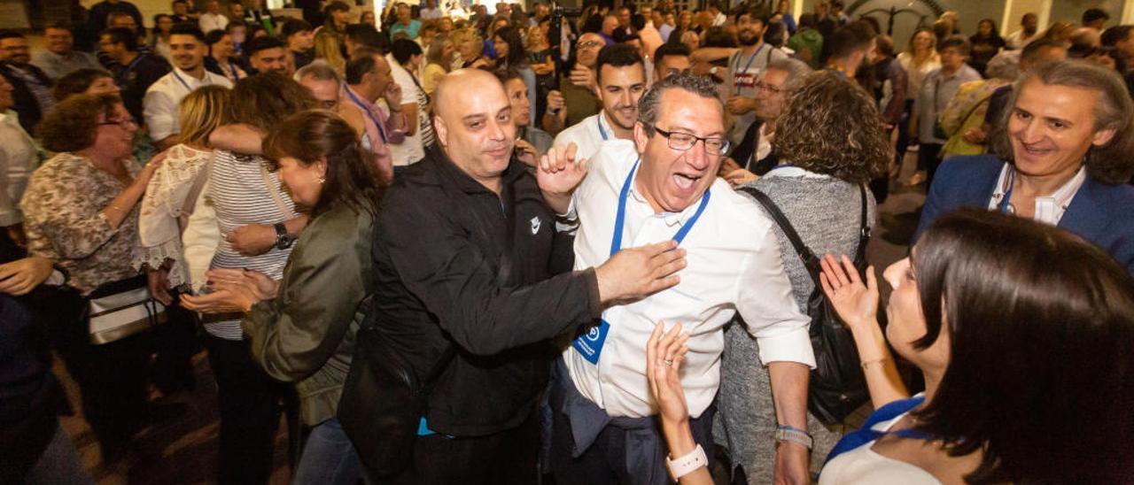 El popular Toni Pérez, celebrando la victoria electoral en los comicios del pasado domingo