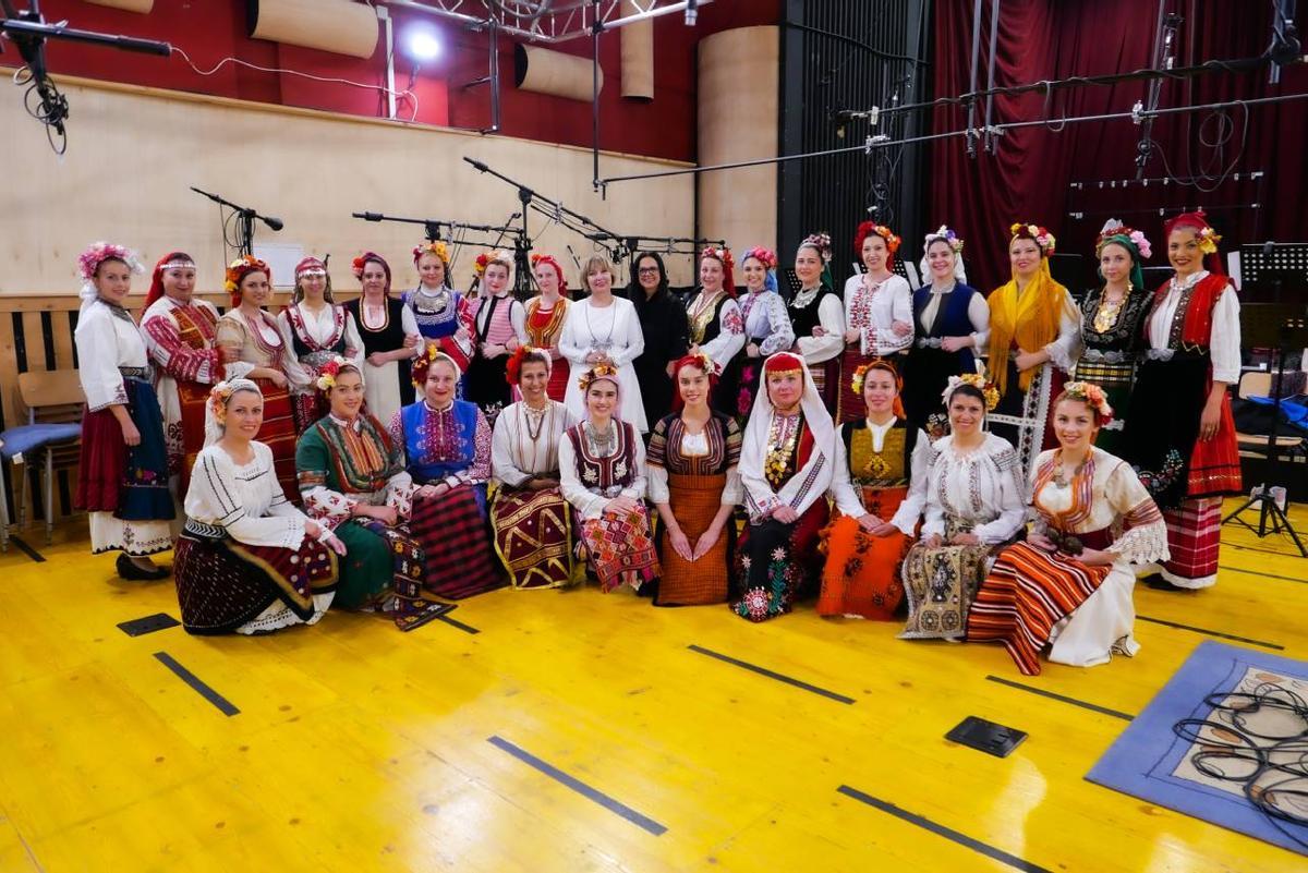 Moneva y Olga Cerpa, arriba en el centro, acompañadas por la veinticuatro integrantes del coro que participan en ‘Canarii’.