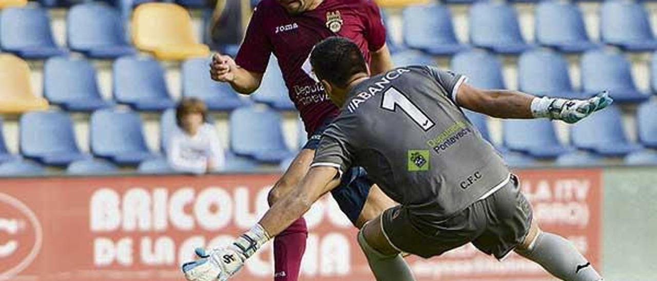 Borjas regatea a Brais en la jugada del tercer gol granate. // Gustavo Santos