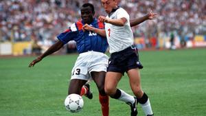 Basile Boli intercepta un ataque inglés en el partido de la Eurocopa de 1992 en el que cabeceó a Stuart Pearce.