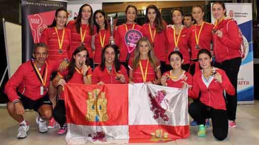 La selección de Castilla y León celebra su ascenso.