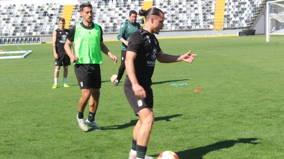 Gus Quezada y Barba ante la mirada de Ávila en el entrenamiento de este jueves.