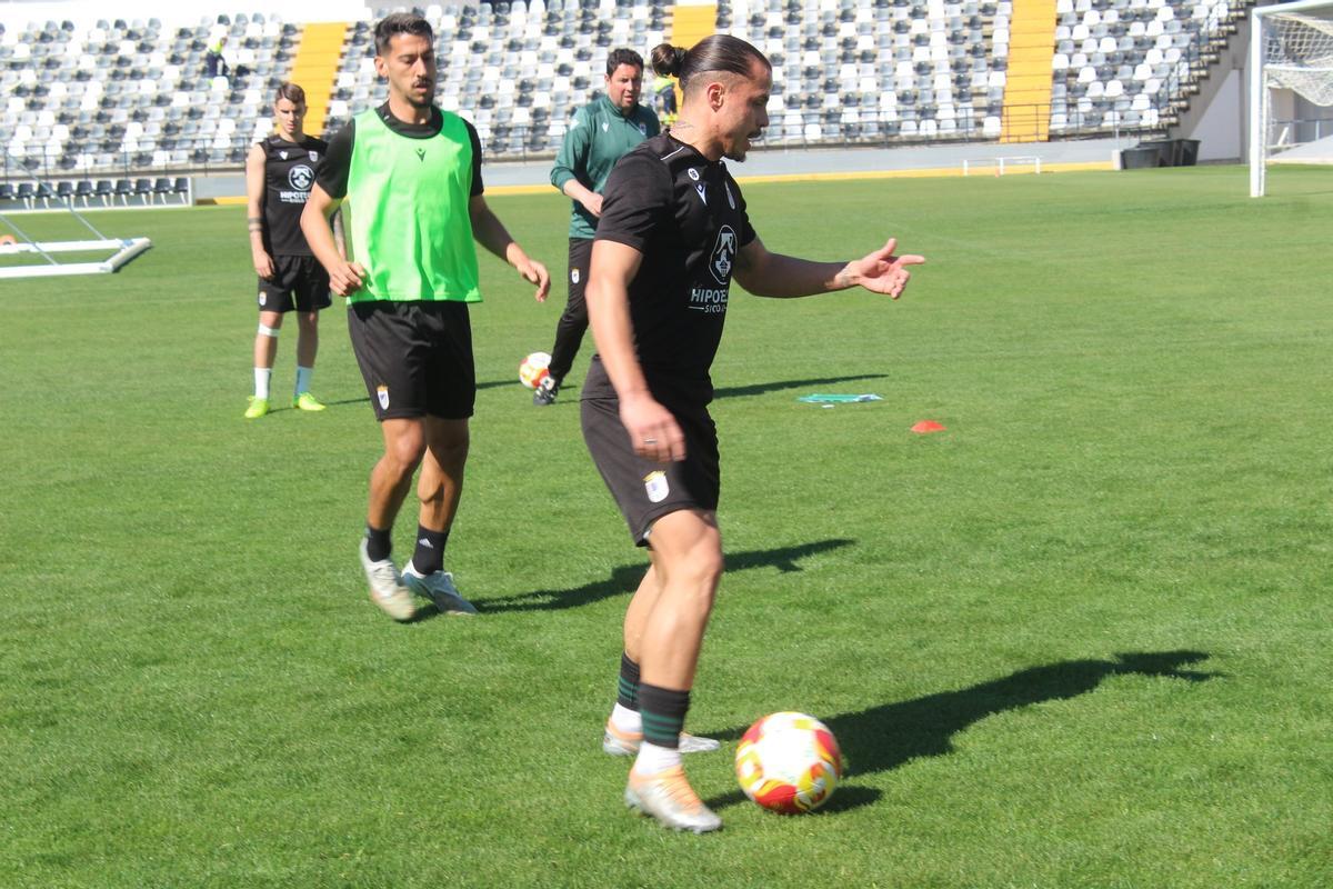 Gus Quezada y Barba ante la mirada de Ávila en el entrenamiento de este jueves.
